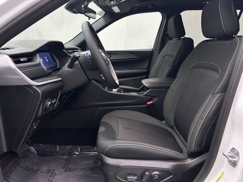 New 2025 Jeep Grand Cherokee L Laredo image 12