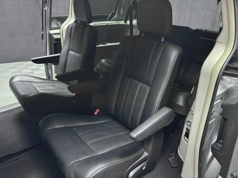 Used 2016 Chrysler Town & Country Touring w/ Driver Convenience Group image 31