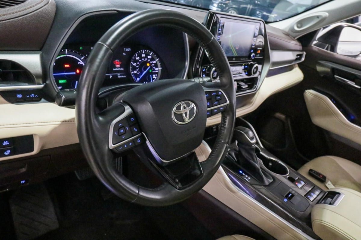 Used 2021 Toyota Highlander Limited FWD image 16