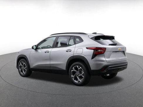 Used 2025 Chevrolet Trax LT FWD image 5