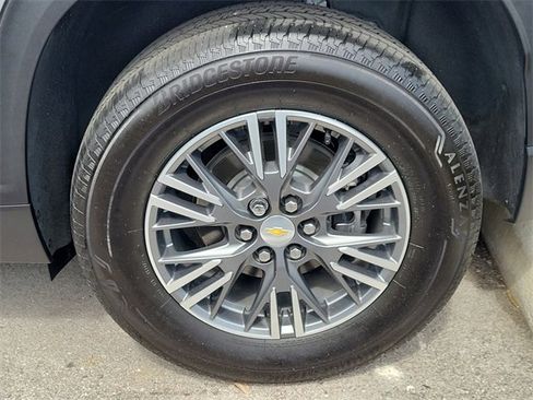 Used 2025 Chevrolet Traverse LT image 7