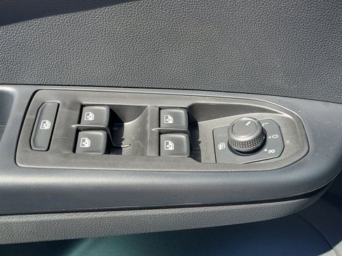 New 2025 Volkswagen Taos SE image 15