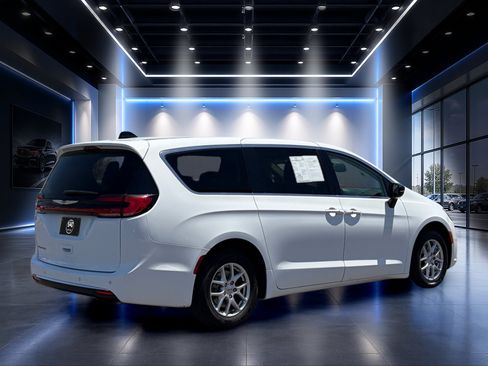 Used 2024 Chrysler Pacifica Touring-L FWD image 4