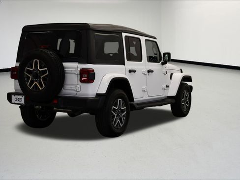 Used 2025 Jeep Wrangler Sahara image 5