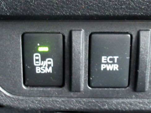 Used 2020 Toyota Tacoma Limited image 31