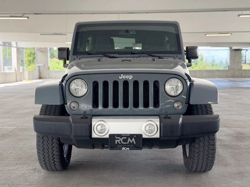 Used 2014 Jeep Wrangler Unlimited Sahara w/ Connectivity Group AWD/4WD image 2