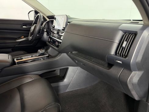 Used 2025 Nissan Pathfinder SL image 31