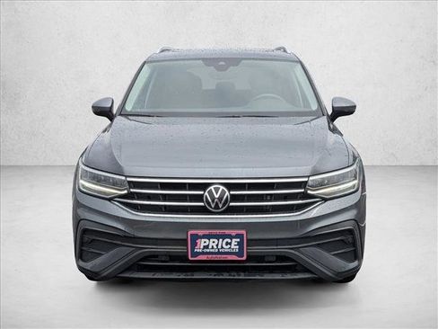 Used 2023 Volkswagen Tiguan SE w/ Panoramic Sunroof Package image 2