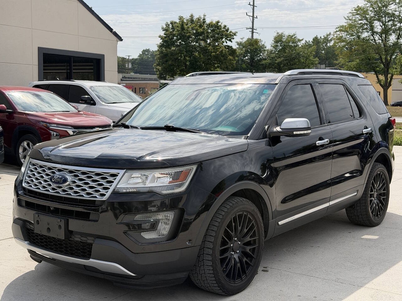 Used 2017 Ford Explorer Platinum AWD/4WD image 2