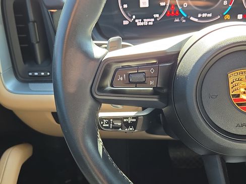 Used 2024 Porsche Cayenne AWD/4WD image 21
