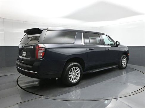 Used 2022 Chevrolet Suburban LT w/ Luxury Package image 11