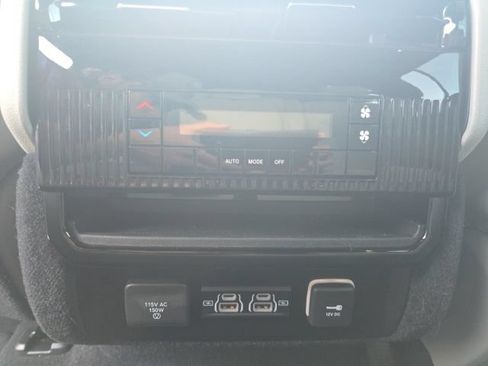 Used 2025 Jeep Wagoneer 4WD image 29