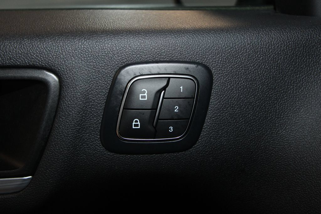 Used 2025 Ford Escape SE w/ PHEV Premium Package FWD image 9