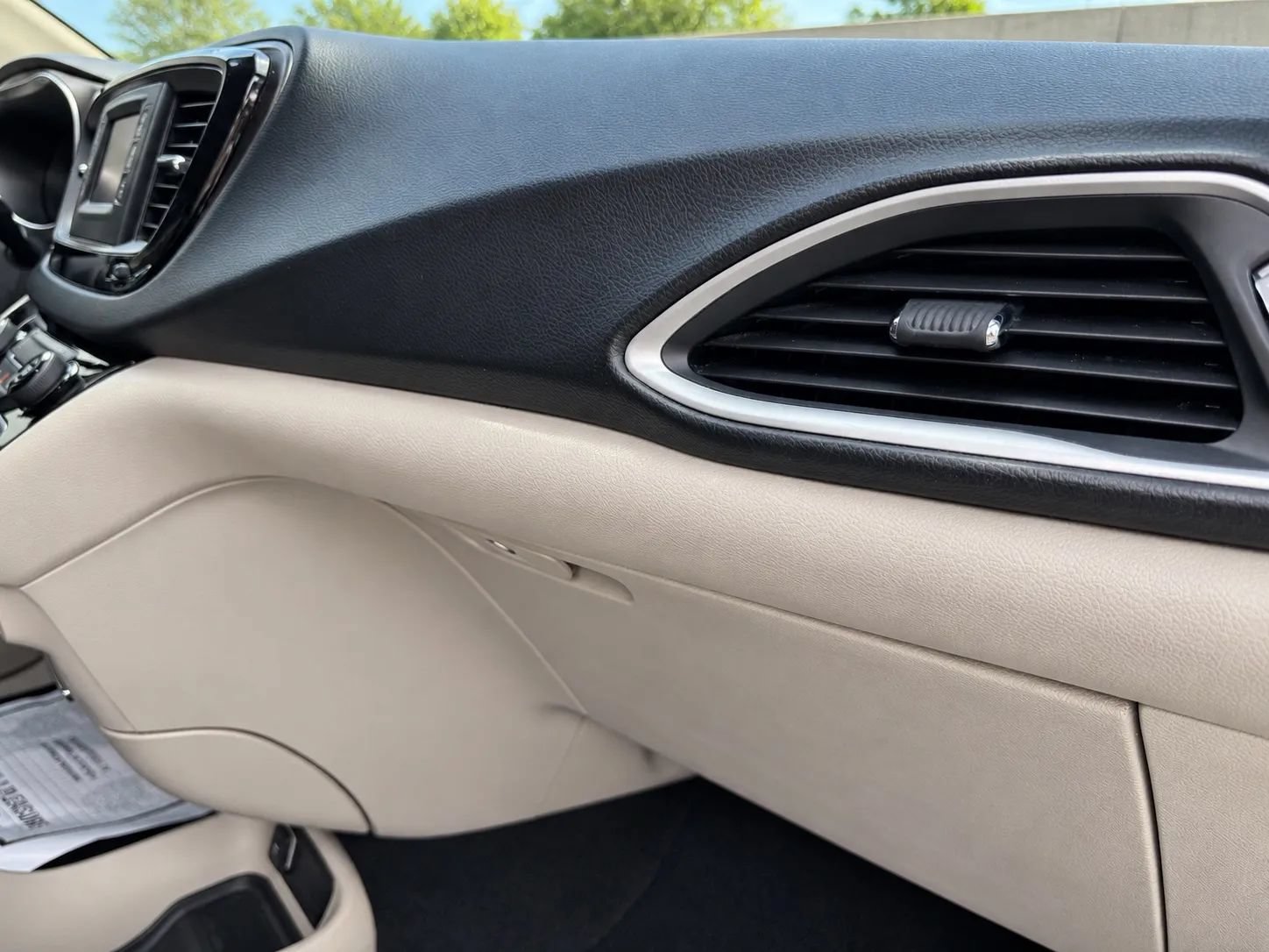 Used 2017 Chrysler Pacifica LX FWD image 13