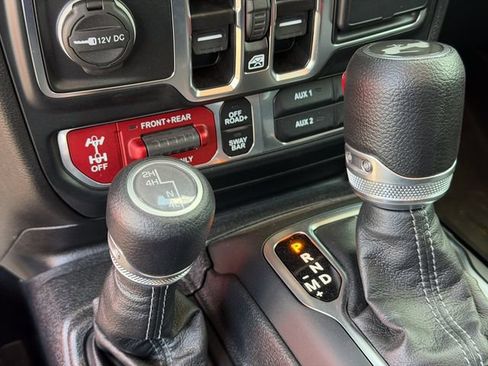 Used 2024 Jeep Wrangler Unlimited Rubicon w/ Technology Group AWD/4WD image 16