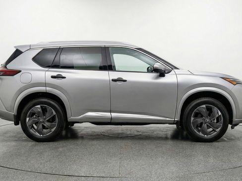 Used 2025 Nissan Rogue SV image 11