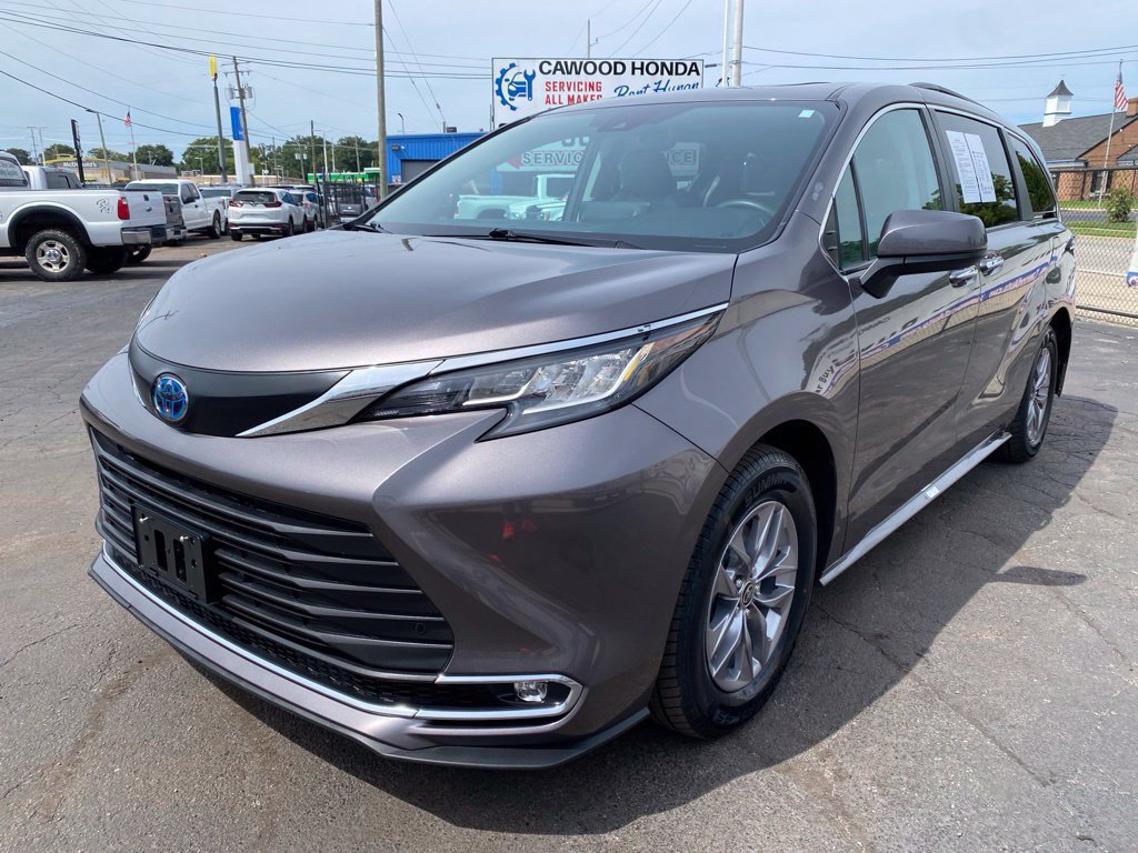 Used 2023 Toyota Sienna XLE FWD image 3