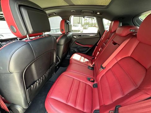Certified 2024 Porsche Macan AWD/4WD image 38
