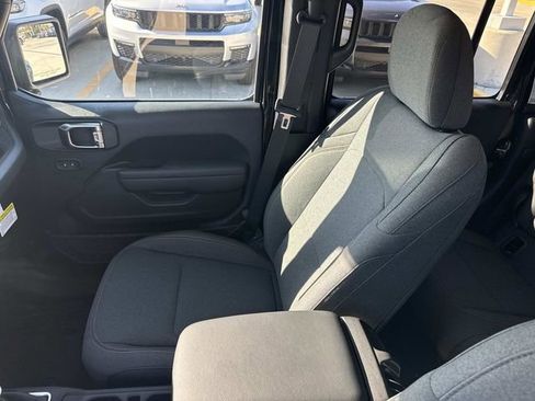Used 2025 Jeep Gladiator Sport image 17