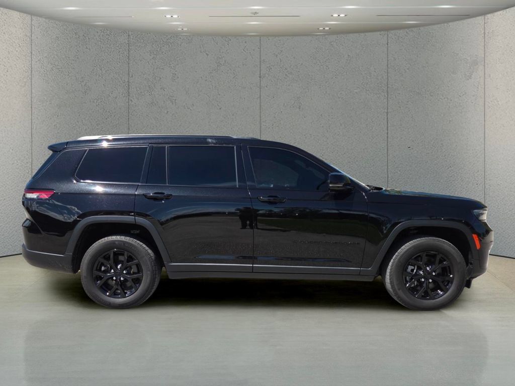 Used 2024 Jeep Grand Cherokee L Altitude AWD/4WD image 3