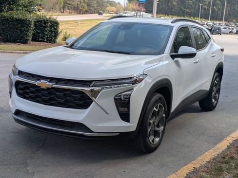 New 2026 Chevrolet Trax LT w/ Sunroof Package FWD image 5