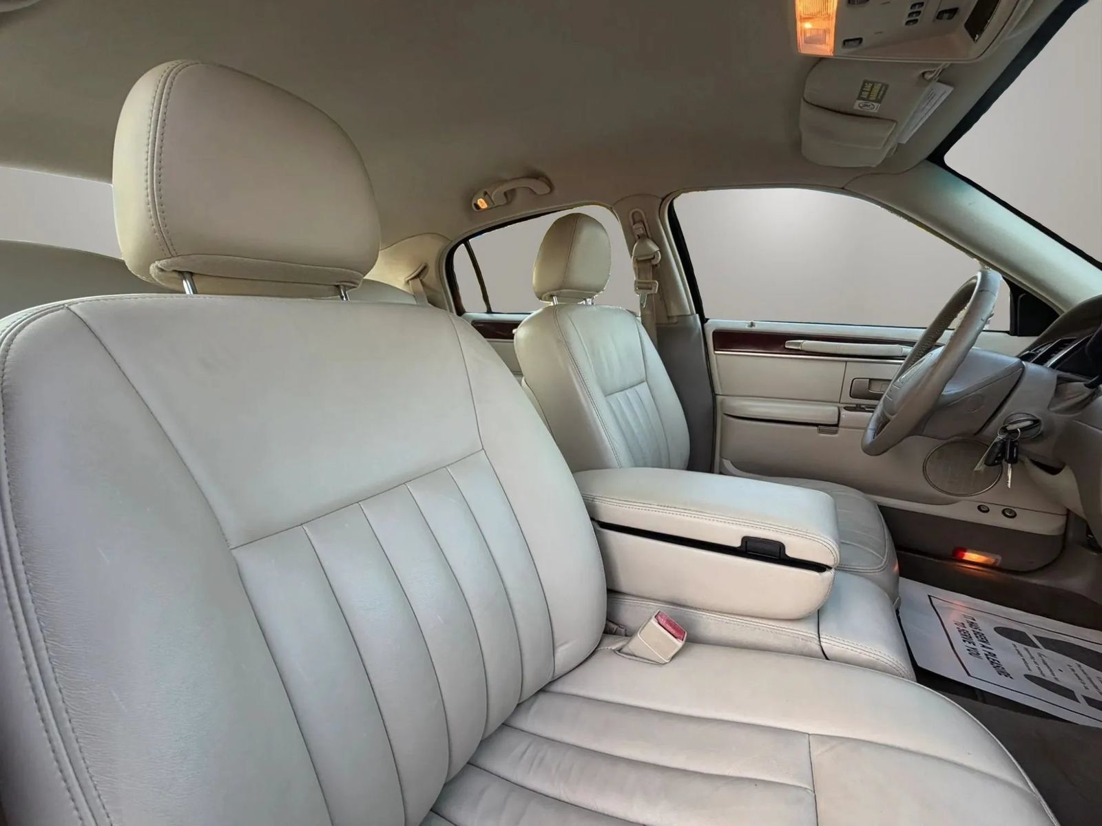 Used 2003 Lincoln Town Car Executive RWD image 36
