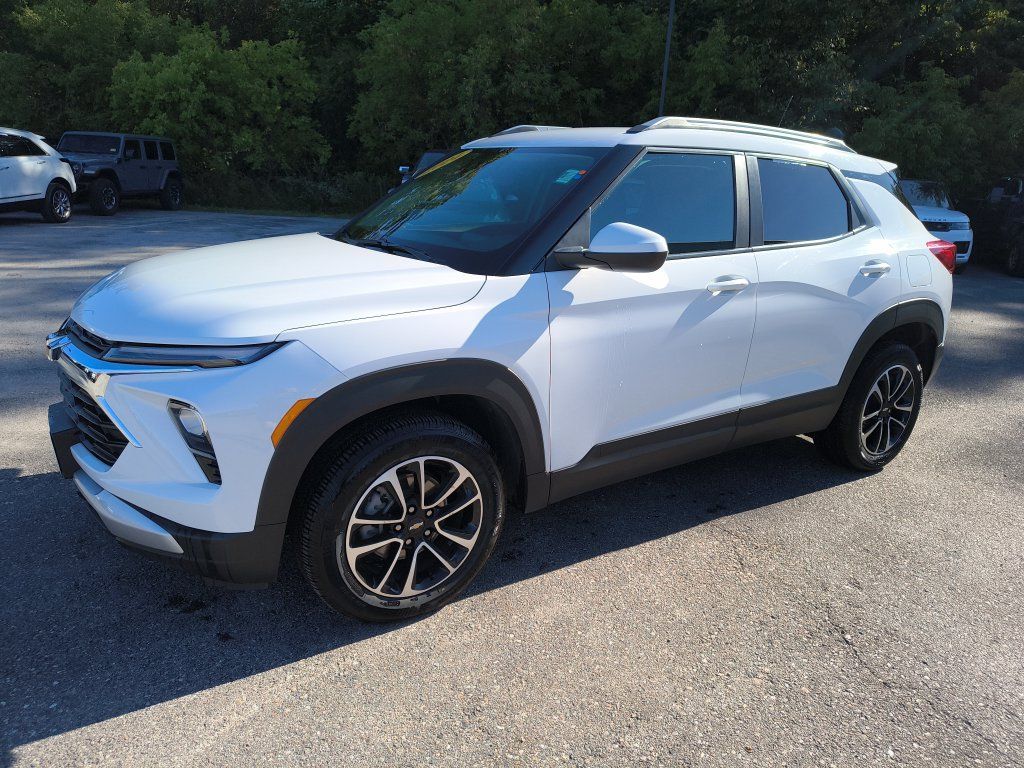 Used 2024 Chevrolet TrailBlazer LT AWD/4WD image 1