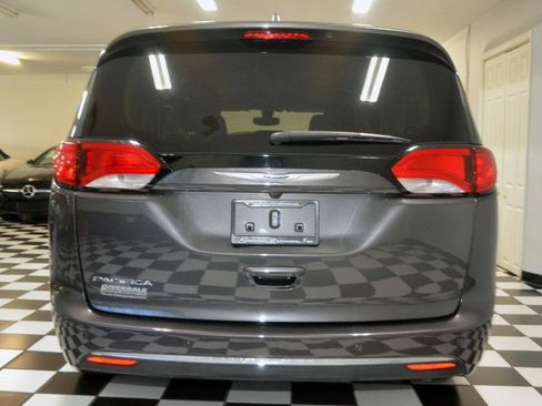 Used 2019 Chrysler Pacifica Touring-L FWD image 8