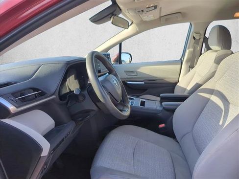 Used 2022 Toyota Sienna LE image 10