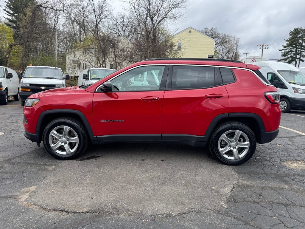 Used 2024 Jeep Compass Latitude AWD/4WD image 9