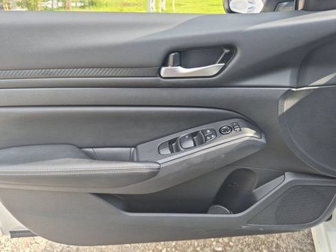 Used 2025 Nissan Altima 2.5 SV FWD image 11