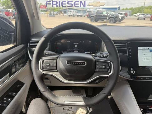 Used 2023 Jeep Wagoneer L Series III w/ Premium Group I image 11