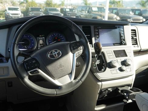 Used 2020 Toyota Sienna XLE image 29