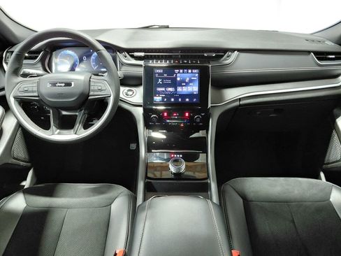 Certified 2025 Jeep Grand Cherokee Altitude image 8