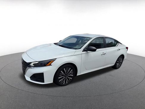 Used 2025 Nissan Altima 2.5 SV FWD image 7