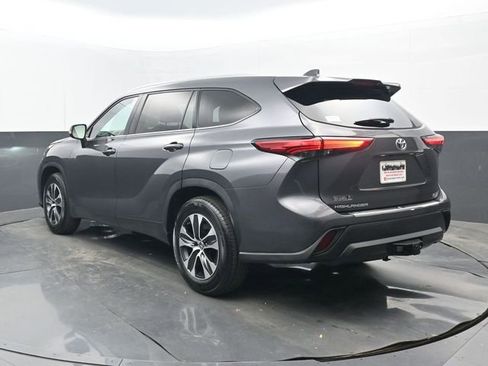 Used 2022 Toyota Highlander XLE image 3