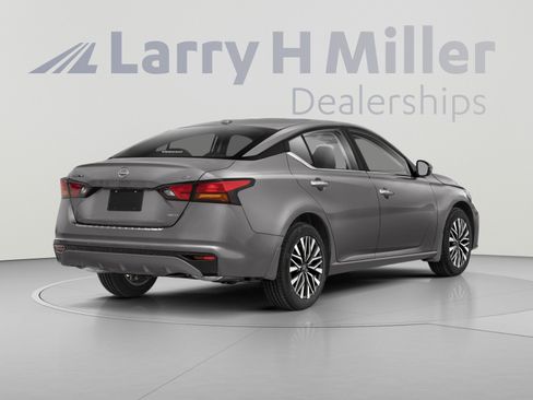 Used 2024 Nissan Altima 2.5 SV FWD image 3