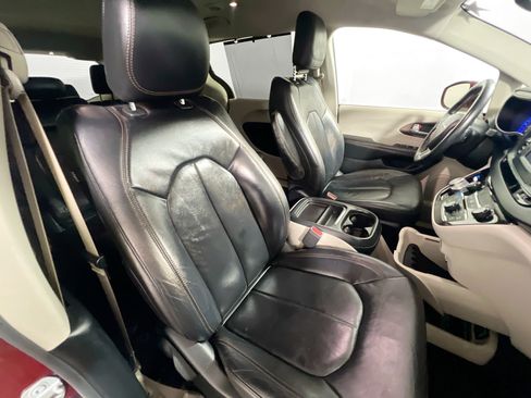 Used 2017 Chrysler Pacifica Touring-L FWD image 31