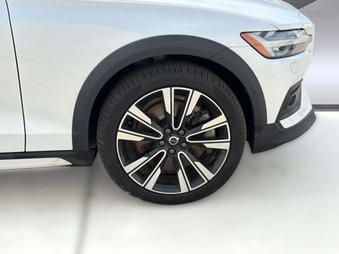 Certified 2024 Volvo V60 B5 Cross Country Ultimate image 12