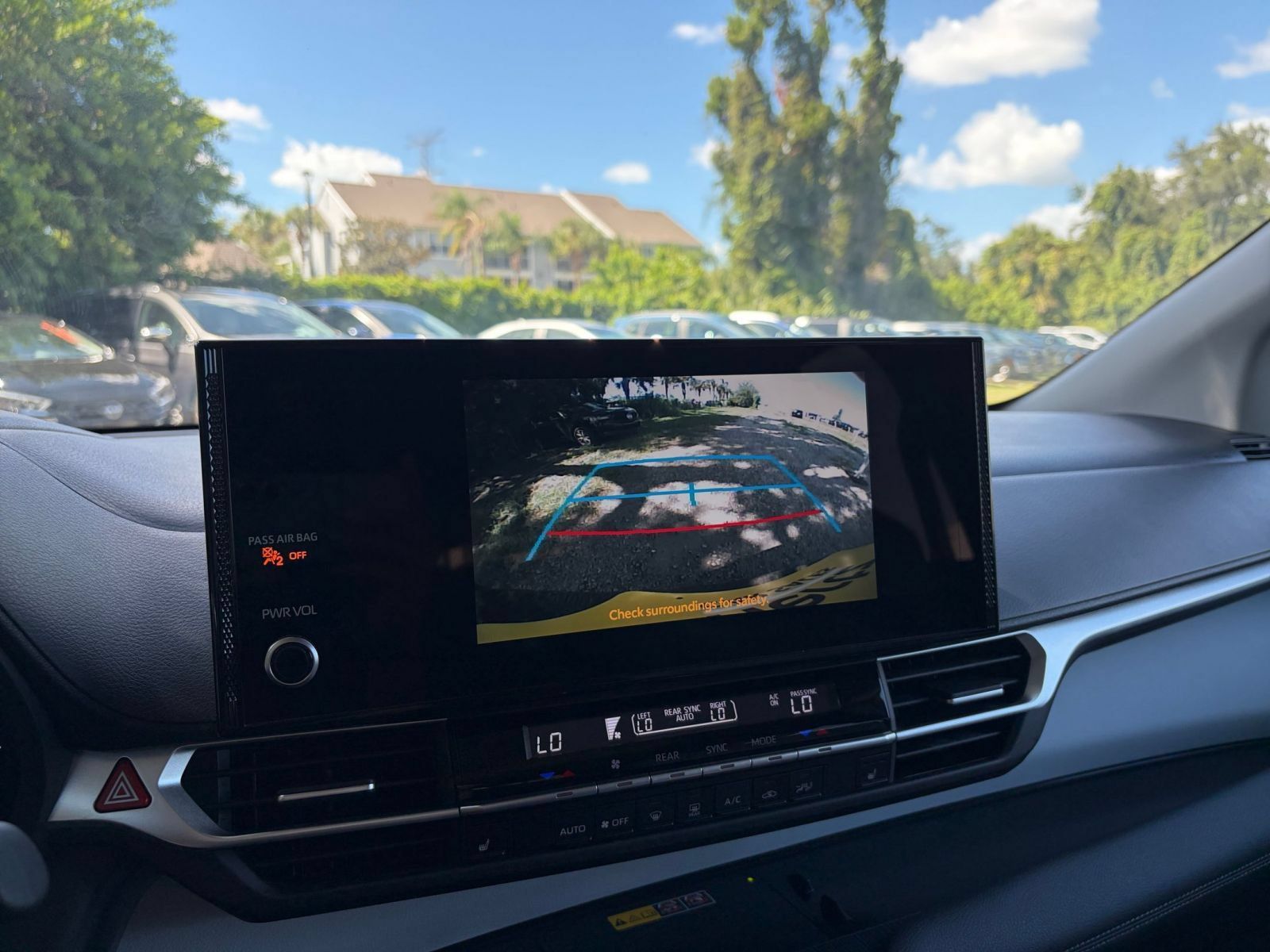 Used 2025 Toyota Sienna XLE FWD image 25