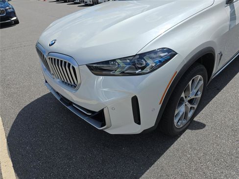 New 2026 BMW X5 xDrive40i w/ Premium Package AWD/4WD image 9