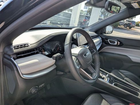 Used 2025 Jeep Compass Limited image 16