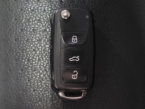 Used 2015 Volkswagen Tiguan SEL FWD image 32