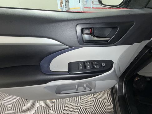 Used 2019 Toyota Highlander XLE image 15