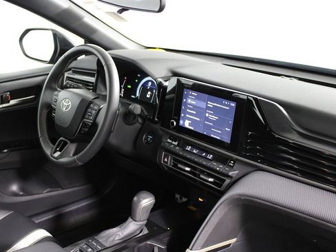 Used 2025 Toyota Camry SE FWD image 10