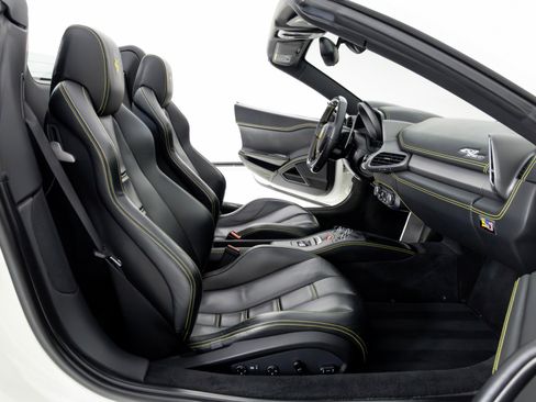 Used 2015 Ferrari 458 Spider image 33