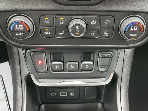 Used 2018 GMC Terrain Denali w/ Advanced Safety Package image 27