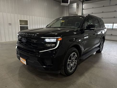 Used 2025 Ford Expedition Active AWD/4WD image 4