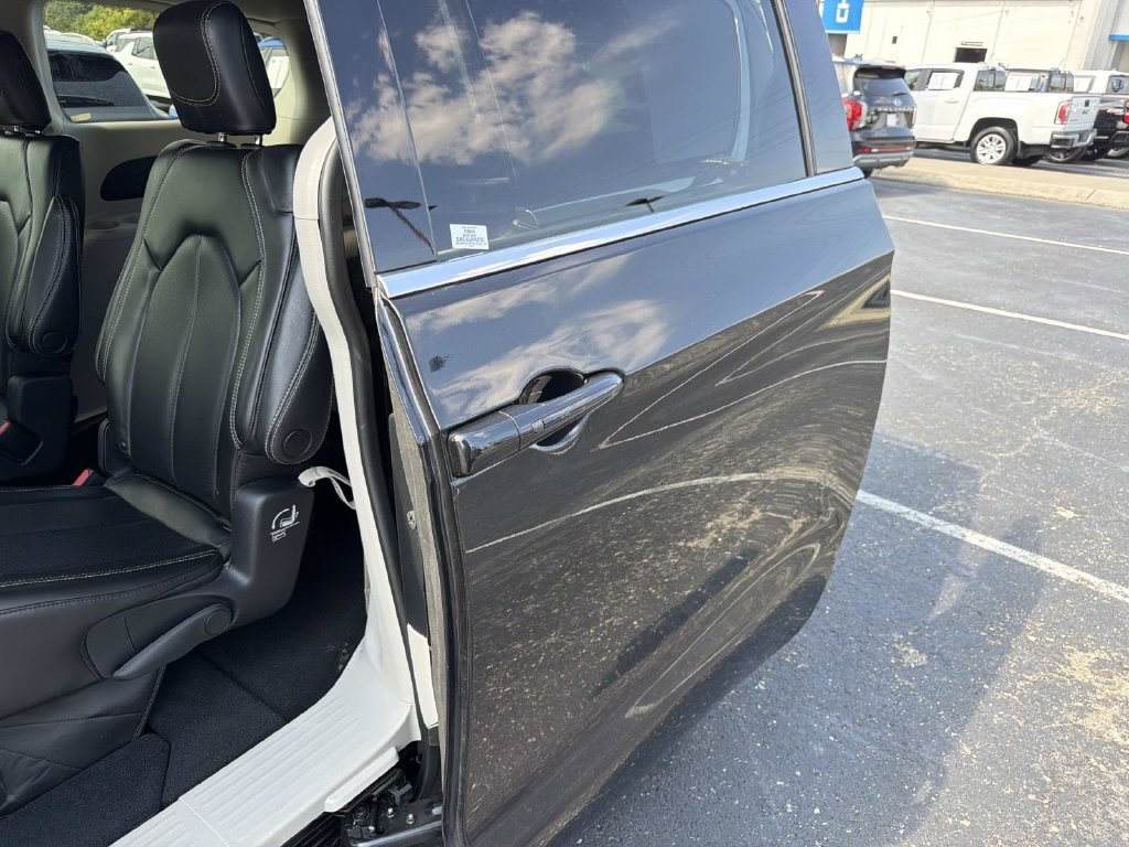Used 2023 Chrysler Pacifica Touring-L FWD image 13