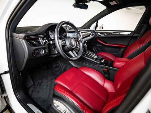 Certified 2024 Porsche Macan S AWD/4WD image 4